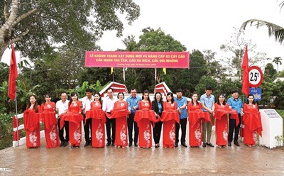 Chủ tịch Tổng LĐLĐVN Nguyễn Đình Khang, Tổng Biên tập Báo Lao Động Nguyễn Ngọc Hiển cùng lãnh đạo địa phương cắt băng khánh thành công trình 3 cầu giao thông do Quỹ XHTT TLV tài trợ xây dựng tại huyện Phong Điền (TP Cần Thơ). Ảnh: Tạ Quang