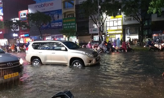 Mưa ngập trên đường phố Nguyễn Văn Linh, Đà Nẵng. Ảnh: Thùy Trang