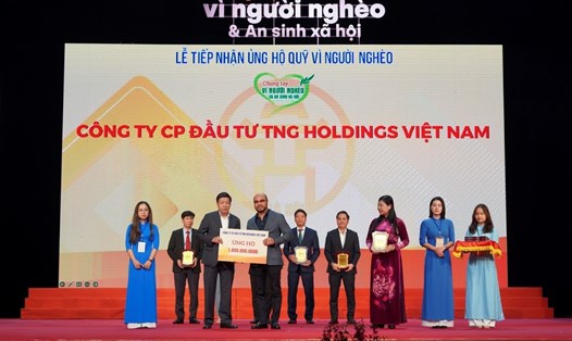 Chủ tịch Ủy ban MTTQ thành phố Hà Nội Nguyễn Lan Hương; Phó Chủ tịch UBND thành phố Hà Nội Dương Đức Tuấn tiếp nhận ủng hộ và trao chứng nhận cho các đơn vị.