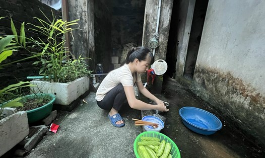 Nỗi khắc khoải lớn nhất của nữ công nhân đi làm xa nhà là phải xa con. 
Ảnh: Minh Hương