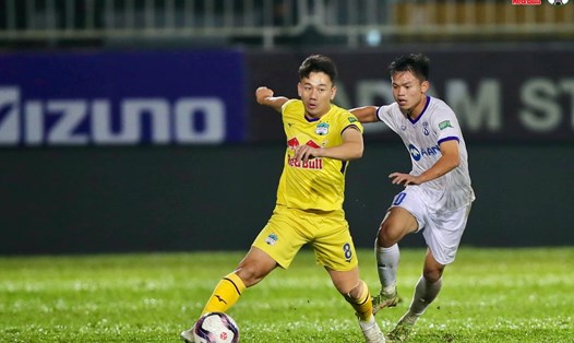 Huấn luyện viên Kiatisak nhấn mạnh Hoàng Anh Gia Lai không thể đua vô địch với Hà Nội sau trận thua Sông Lam Nghệ An. Ảnh: HAGL