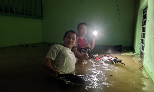 Nhiều nhà dân ở Đà Nẵng ngập chìm trong nước lũ