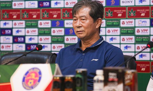 Huấn luyện viên Bae Ji-won dự họp báo sau trận đấu với Sài Gòn ở vòng 19 Night Wolf  V.League 2022. Ảnh: Thanh Vũ