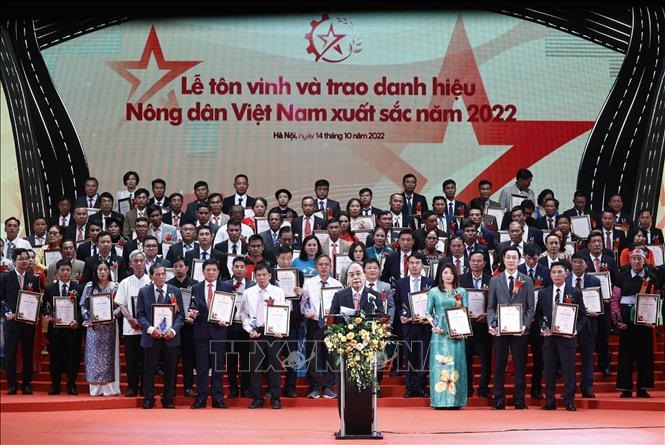 Chủ tịch nước dự lễ tôn vinh 100 Nông dân Việt Nam xuất sắc năm 2022