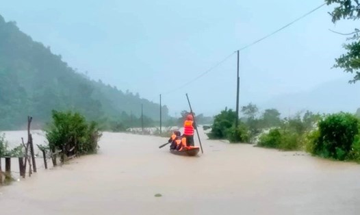 Mưa to khiến nhiều nơi ở huyện miền núi Đakrông (tỉnh Quảng Trị) bị cô lập, cơ quan chức năng dùng thuyền để đi lại trên đường. Ảnh: CTV.