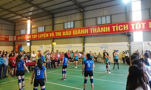 Một pha bóng trong trận đấu giữa đội Công đoàn cơ quan Sở NNPTNT Hà Tĩnh với đội Công ty TNHH MTV Lâm nghiệp và dịch vụ Hương Sơn diễn ra ngay sau lễ khai mạc. Ảnh: Trần Tuấn.