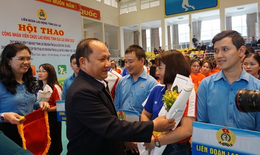 Ông Rah Lan Chung - Phó Bí thư Tỉnh uỷ, Trưởng Ban Nội chính Tỉnh uỷ Gia Lai tặng hoa cho các đội thi đấu. Ảnh TT