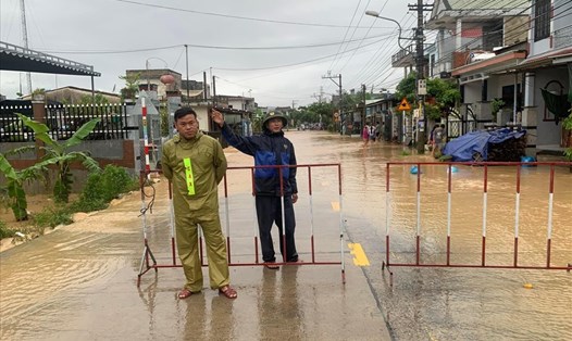 Lực lượng chức năng tỉnh Quảng Nam đã rào chắn các đoạn đường bị ngập sâu không cho người dân lưu thông để đảm bảo an toàn.
