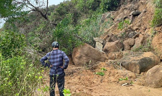 Hàng trăm tấn đất đá đổ xuống, chia cắt nhiều tuyến đường ở xã đảo Cù Lao Chàm, tỉnh Quảng Nam.