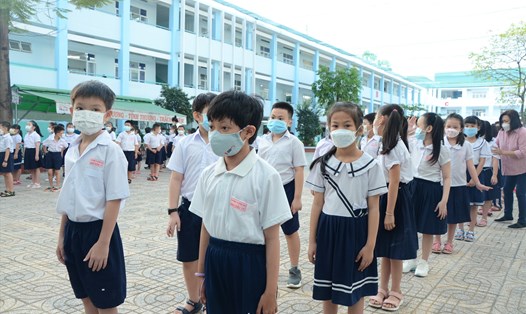 Học sinh Trường Tiểu học Bông Sao (Quận 8, TPHCM) xếp hàng vào lớp học. Ảnh: Huyên Nguyễn