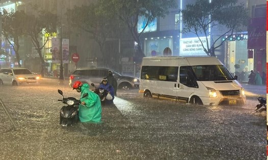 Trận mưa kỷ lục đã khiến nhiều con đường ở Đà Nẵng ngập sâu.
