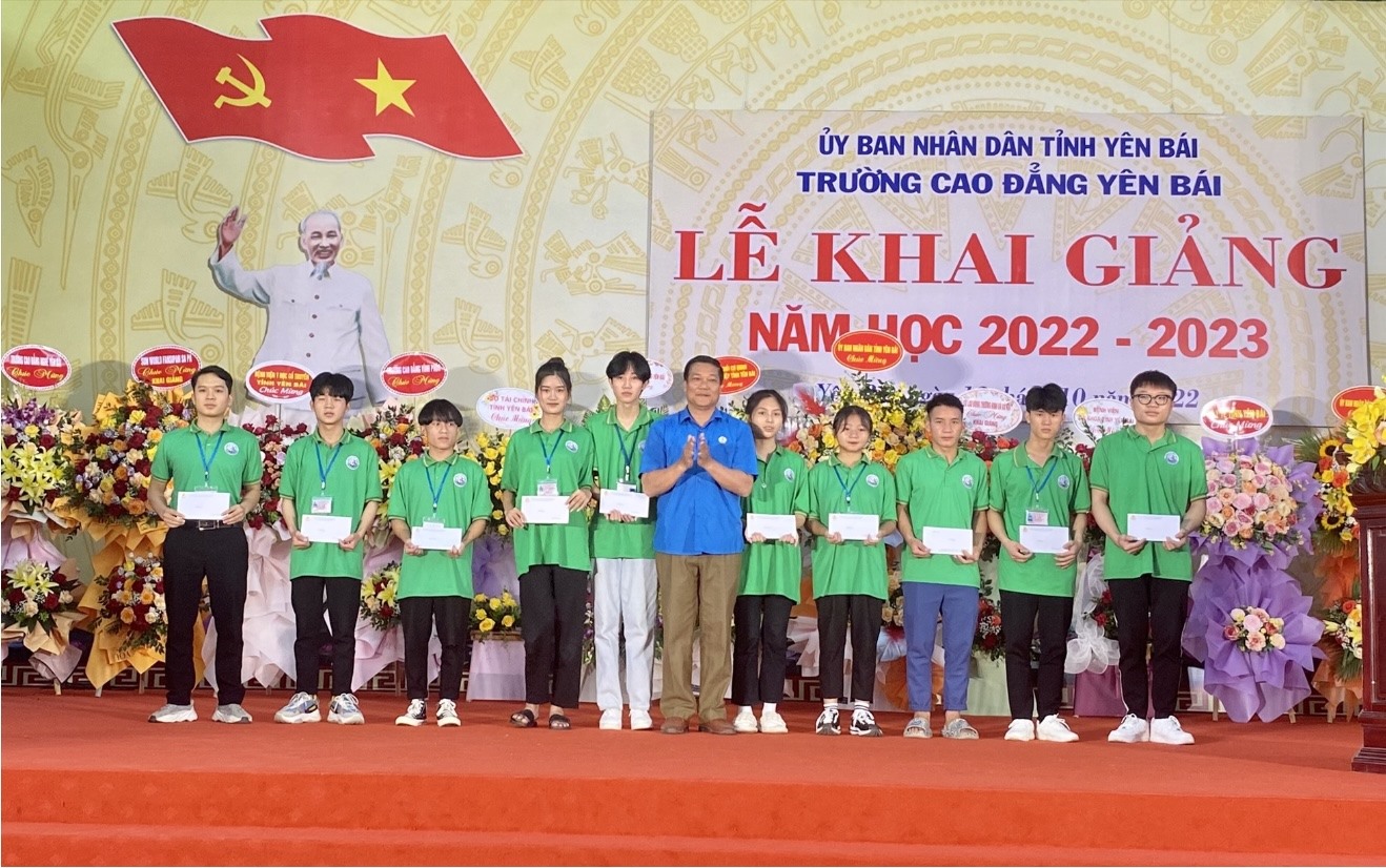 Chủ tịch Công đoàn Viên chức tỉnh Yên Bái đã trao tặng quà cho học sinh, sinh viên nghèo có hoàn cảnh khó khăn nhân dịp khai giảng năm học mới 2022-2023.