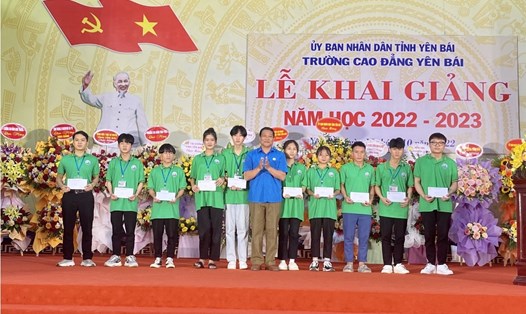 Chủ tịch Công đoàn Viên chức tỉnh Yên Bái đã trao tặng quà cho học sinh, sinh viên nghèo có hoàn cảnh khó khăn nhân dịp khai giảng năm học mới 2022-2023.