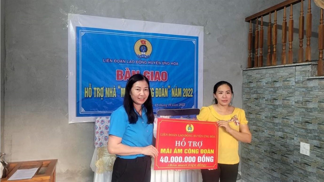 Liên đoàn Lao động huyện Ứng Hoà trao hỗ trợ nhà Mái ấm Công đoàn. Ảnh:CĐH