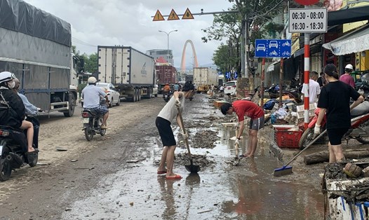 Người dân Đà Nặng dọn bùn đất sau trận mưa lũ lịch sử. Ảnh: Tường Minh