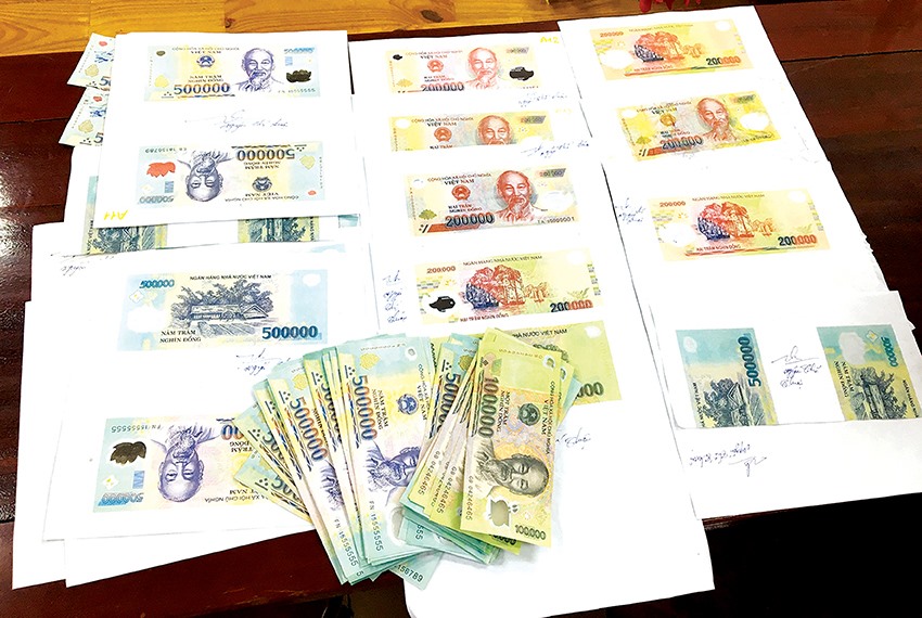 Tang vật tiền giả trong vụ án bị công an thu giữ. Ảnh: CA ĐN