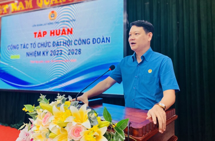 Ông Phạm Việt Dũng - Chủ tịch LĐLĐ tỉnh Thái Nguyên phát biểu trong buổi tập huấn công tác tổ chức Đại hội công đoàn nhiệm kỳ 2022-2028. Ảnh: CĐTN