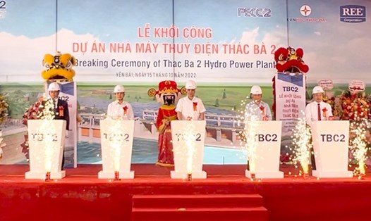 Chính quyền các huyện Yên Bình (Yên Bái), Yên Sơn (Tuyên Quang) cùng doanh nghiệp ấn nút khởi công xây dựng nhà máy thuỷ điện Thác Bà 2.