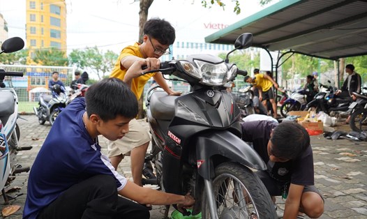 Những người thợ sửa xe miễn phí, tiếp tinh thần cho người dân Đà Nẵng. Ảnh: ĐA