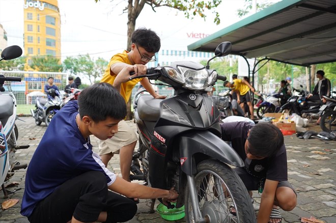 Những người thợ sửa xe miễn phí, tiếp tinh thần cho người dân Đà Nẵng