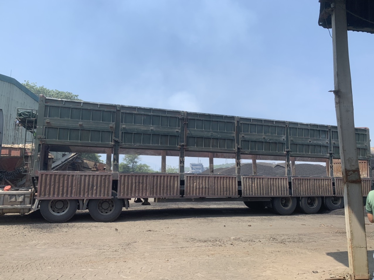 Quá trình mở thành xe tải xả than không may xảy ra tai nạn khiến anh T bị than vùi lấp tử vong. Ảnh: ĐVCC