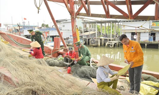 Bộ đội Biên phòng Kiên Giang phối hợp với Công ty khí Cà Mau đẩy mạnh công tác tuyên truyền bà con ngư dân bảo vệ an toàn đường ống dẫn khí PM3. Ảnh: BP