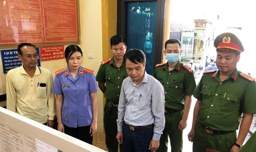 Cơ quan tố tụng tống đạt quyết định khởi tố ông Nguyễn Trung Văn (Ảnh: VKSND tỉnh Hà Nam).