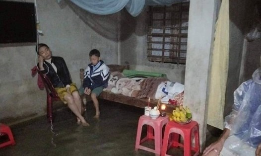 Đám tang ông T. được tổ chức trong ngôi nhà đang còn ngập nước.