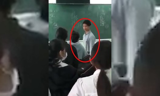 Hình ảnh cắt từ clip quay lại sự việc nữ sinh cấp 3 nói chuyện tục tĩu với thầy giáo.