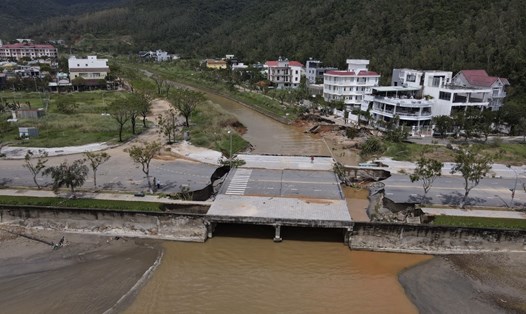 Đường lên báo đảo Sơn Trà bị đứt gãy do mưa lũ tối 14.10. Ảnh: T.M