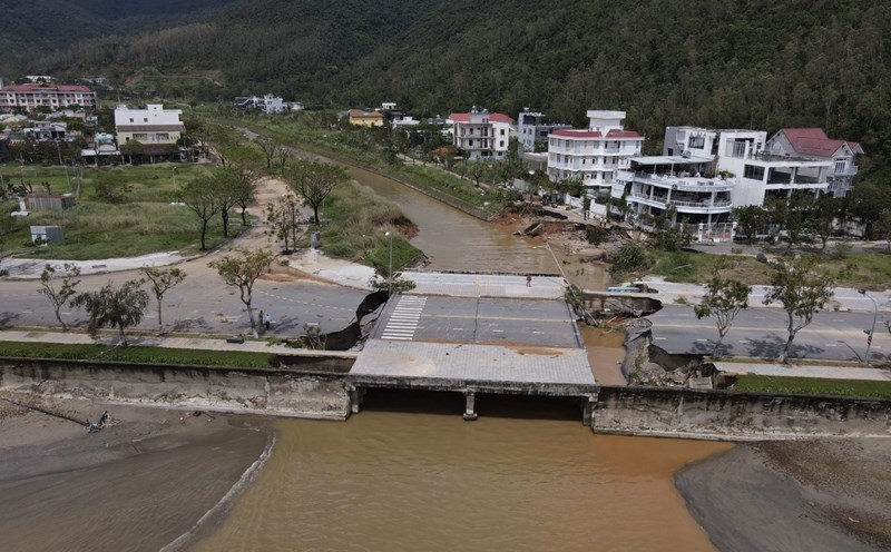 Đường lên báo đảo Sơn Trà bị đứt gãy do mưa lũ tối 14.10. Ảnh: T.M