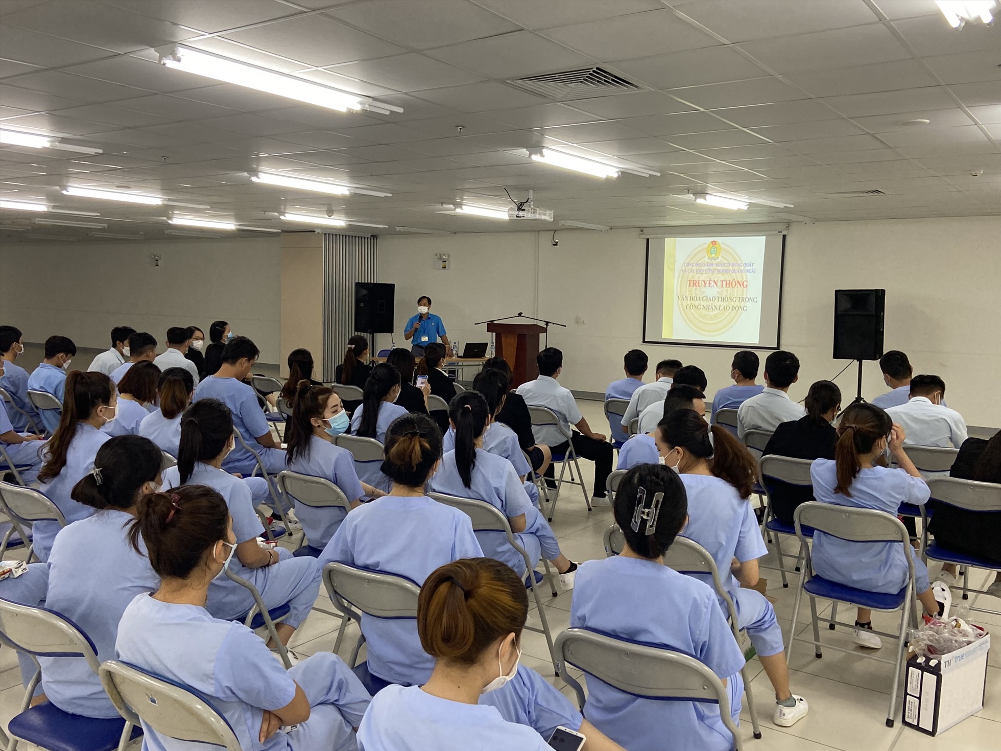 Công đoàn Quảng Ngãi tuyên truyền nâng cao ý thức an toàn giao thông cho CNLĐ. Ảnh: Xuân Quang