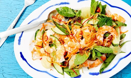 Salad tôm kiểu Thái dễ cuốn hút lòng người bởi vị cay nhẹ, độ chua ngọt hấp dẫn. Ảnh: Xinhua