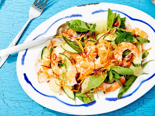 Cách làm salad tôm kiểu Thái chua cay đơn giản, nhanh gọn