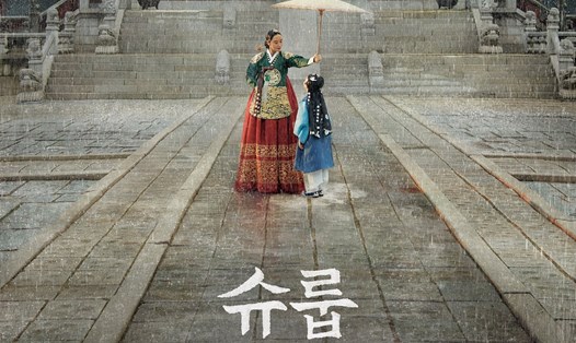 Poster phim "The Queen’s Umbrella". Ảnh: tvN