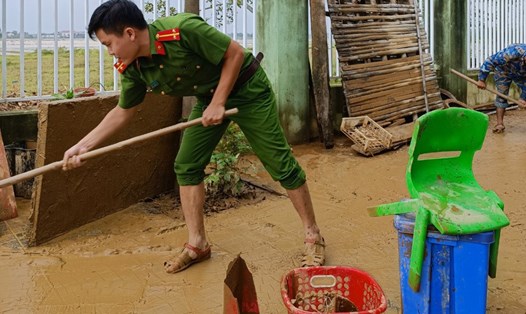 Công an và quân đội ra quân giúp dân dọn bùn đất sau mưa lũ ở Đà Nẵng. Ảnh: T.T