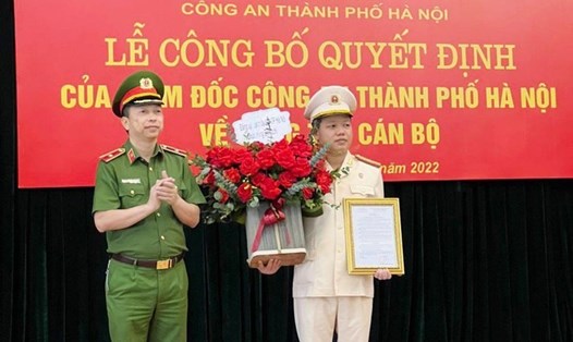 Thiếu tướng Nguyễn Hồng Ky - Phó Giám đốc Công an Hà Nội trao quyết định bổ nhiệm Trưởng phòng Cảnh sát quản lý hành chính về trật tự xã hội. Ảnh: H.Tr