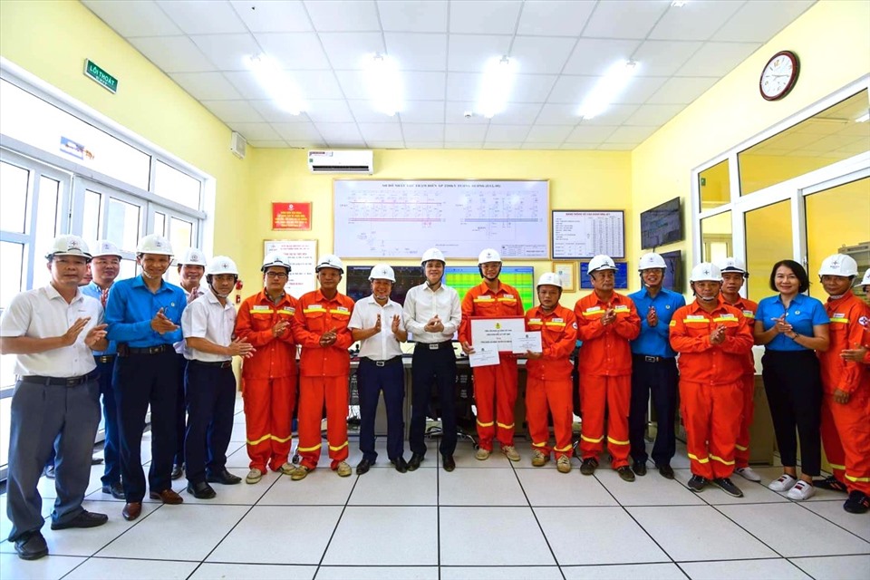 Lãnh đạo Tổng LĐLĐVN và Công đoàn Điện lực Việt Nam tặng quà người lao động. Ảnh: CĐĐL