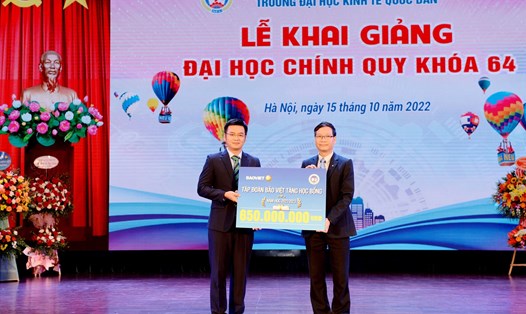 Đại diện Tập đoàn Bảo Việt đã trao học bổng “Bảo Việt - Niềm tin thắp sáng tương lai” với số tiền 650 triệu đồng cho đại diện trường Đại học Kinh tế Quốc dân.