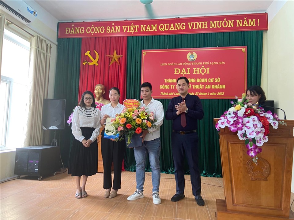 LĐLĐ TP.Lạng Sơn tổ chức lễ thành lập công đoàn cơ sở. Ảnh: CĐLS