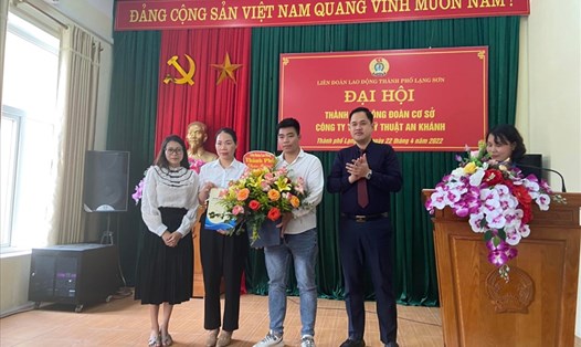 LĐLĐ TP.Lạng Sơn tổ chức lễ thành lập công đoàn cơ sở. Ảnh: CĐLS