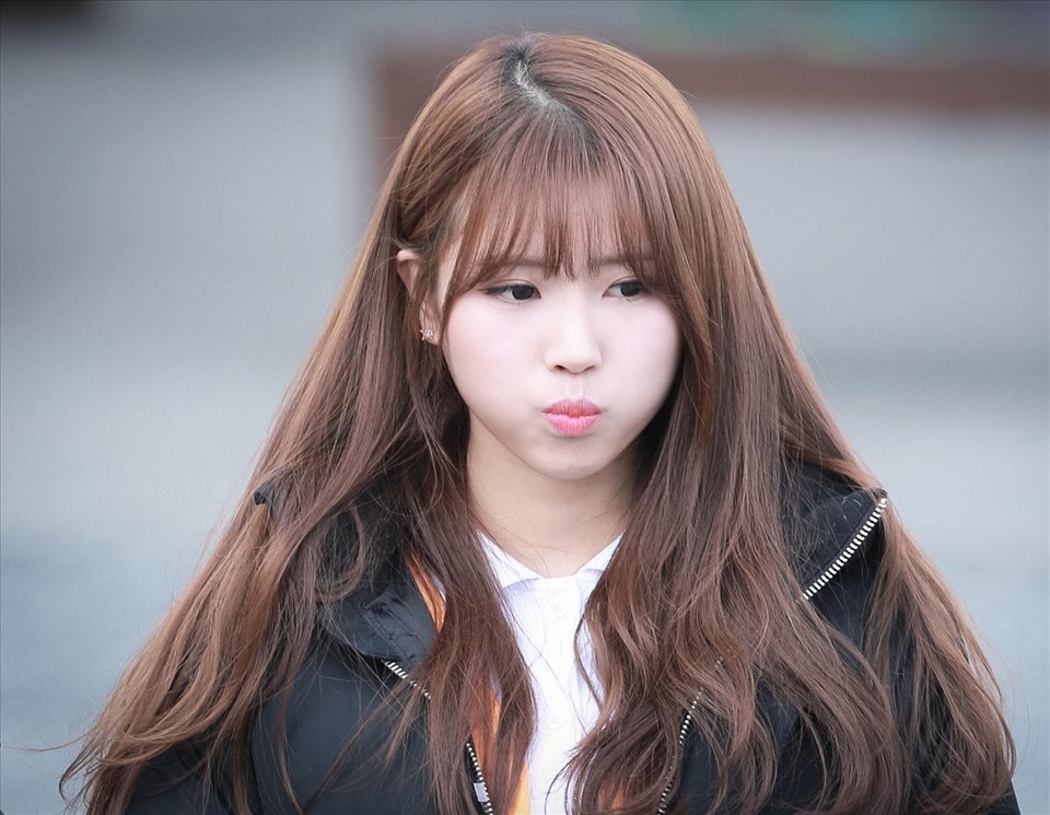 Tóc xõa uốn xoăn nhẹ được khá nhiều chị em phụ nữ yêu thích khi tiết trời sang thu. Ảnh: Xinhua