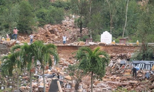Hàng trăm tấn đất đá vùi lấp Nghĩa trang Hòa Sơn (TP Đà Nẵng) sau cơn lũ lịch sử.
