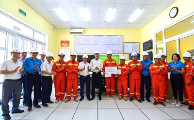 Lãnh đạo Tổng LĐLĐVN và Công đoàn Điện lực Việt Nam tặng quà người lao động. Ảnh: CĐĐL