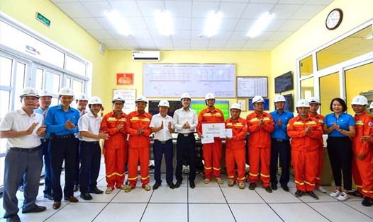 Lãnh đạo Tổng LĐLĐVN và Công đoàn Điện lực Việt Nam tặng quà người lao động. Ảnh: CĐĐL