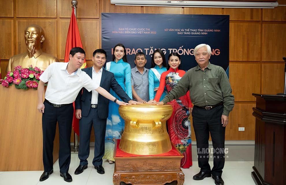 Ban tổ chức Cuộc thi Hoa hậu Biển đảo Việt Nam 2022 trao tặng trống đồng cho Bảo tàng Quảng Ninh. Ảnh: Đoàn Hưng