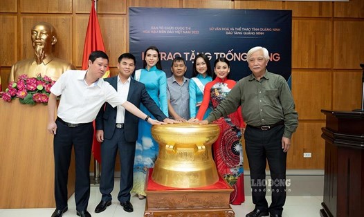 Ban tổ chức Cuộc thi Hoa hậu Biển đảo Việt Nam 2022 trao tặng trống đồng cho Bảo tàng Quảng Ninh. Ảnh: Đoàn Hưng