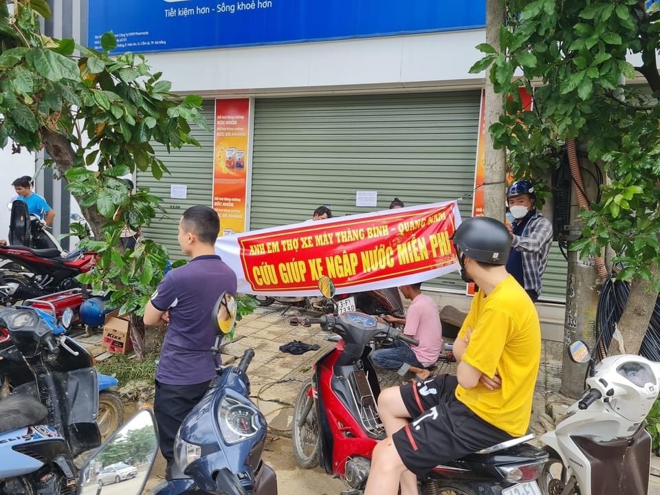 Thấy Đà Nẵng khốn khó sau cơn lũ dữ, đội sửa xe ở huyện Thăng Bình, tỉnh Quảng Nam đã cùng đồng đội lên đường ra Đà Nẵng để hỗ trợ.