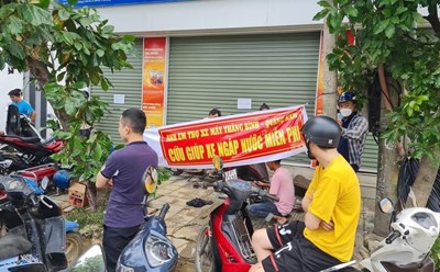 Thấy Đà Nẵng khốn khó sau cơn lũ dữ, đội sửa xe ở huyện Thăng Bình, tỉnh Quảng Nam đã cùng đồng đội lên đường ra Đà Nẵng để hỗ trợ.