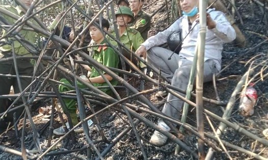 Hơn 300 người đã được nhanh chóng huy động để không chế vụ cháy rừng tại xã Hương Lung, huyện Cẩm Khê. Ảnh: N.X.T.
